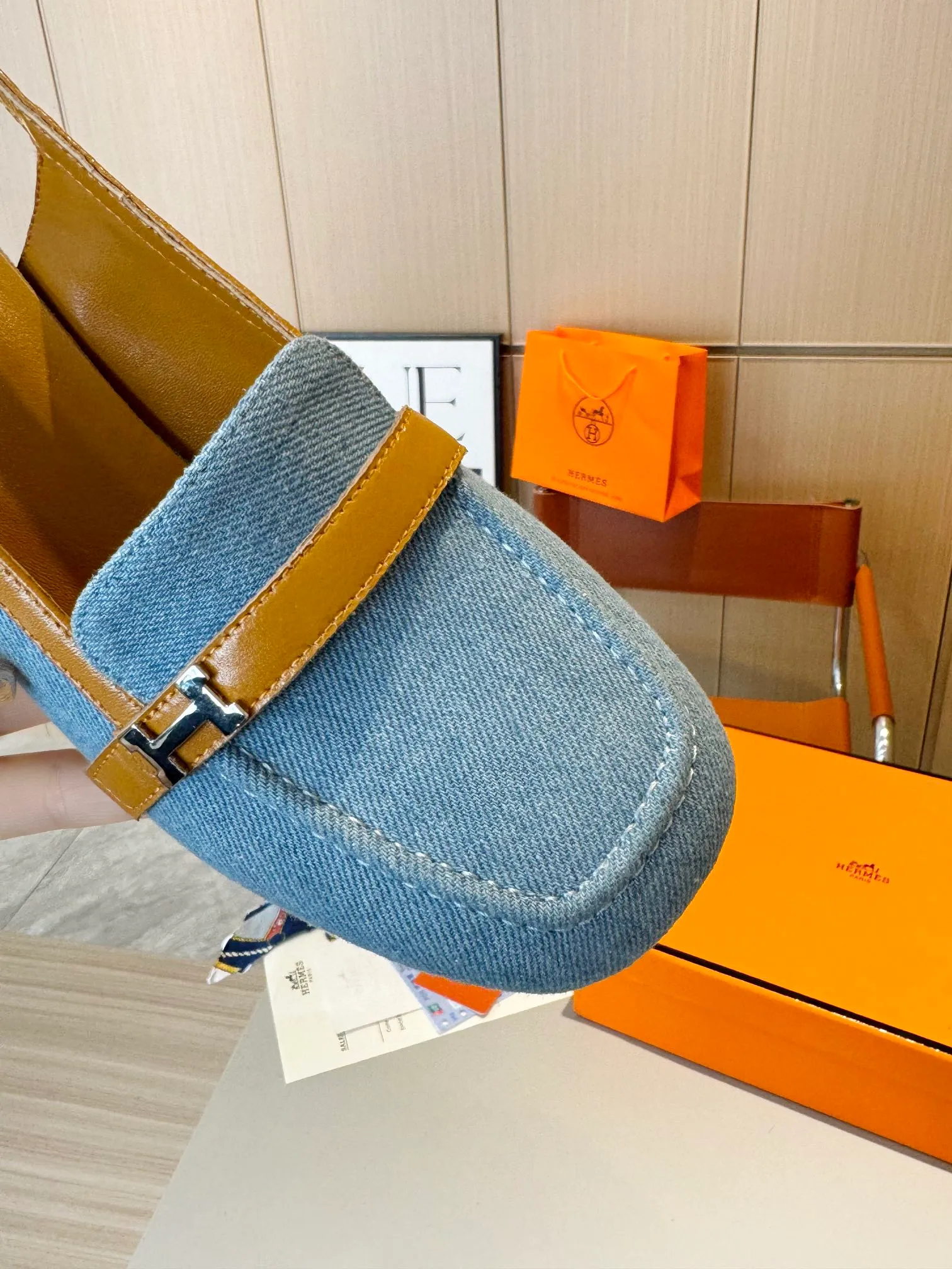 👟👟Ex-factory price 520👟👟 Hermes Groupie square-toe H-buckle mules, half-drag high heels and flat heels; the foot feel at the counter is invincible, groupie Mule shoes are made of h-buckle canvas and calfskin with mini silver Paris shoe buckles and contrasting piping. They are super beautiful in real life. Upper: imported original calfskin/original molded fabric. Lining: sheepskin. Outsole: Italian genuine leather outsole. Original packaging. Heel height: 5cm and 2 types of flat heel. Size: 35-41 (customized in size 42). Color: 6 colors.